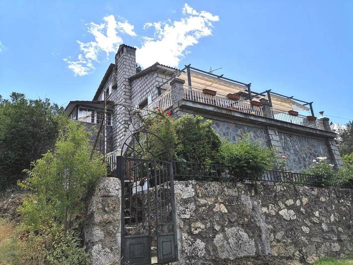 Apartamento para 18 personas, con Balcón y Terraza además de Jardín y Piscina en Burgohondo