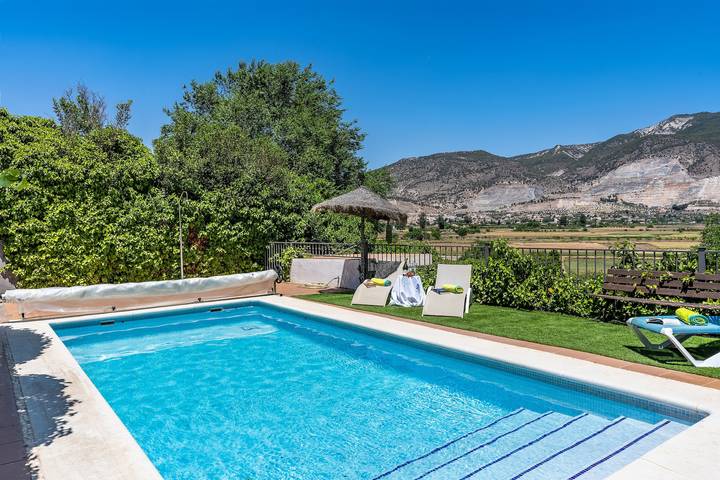 Holiday Home 'Ladera De Los Molinos' with Mountain View, Pool, Garden & Wi-Fi in Padul, Cordillera Penibética