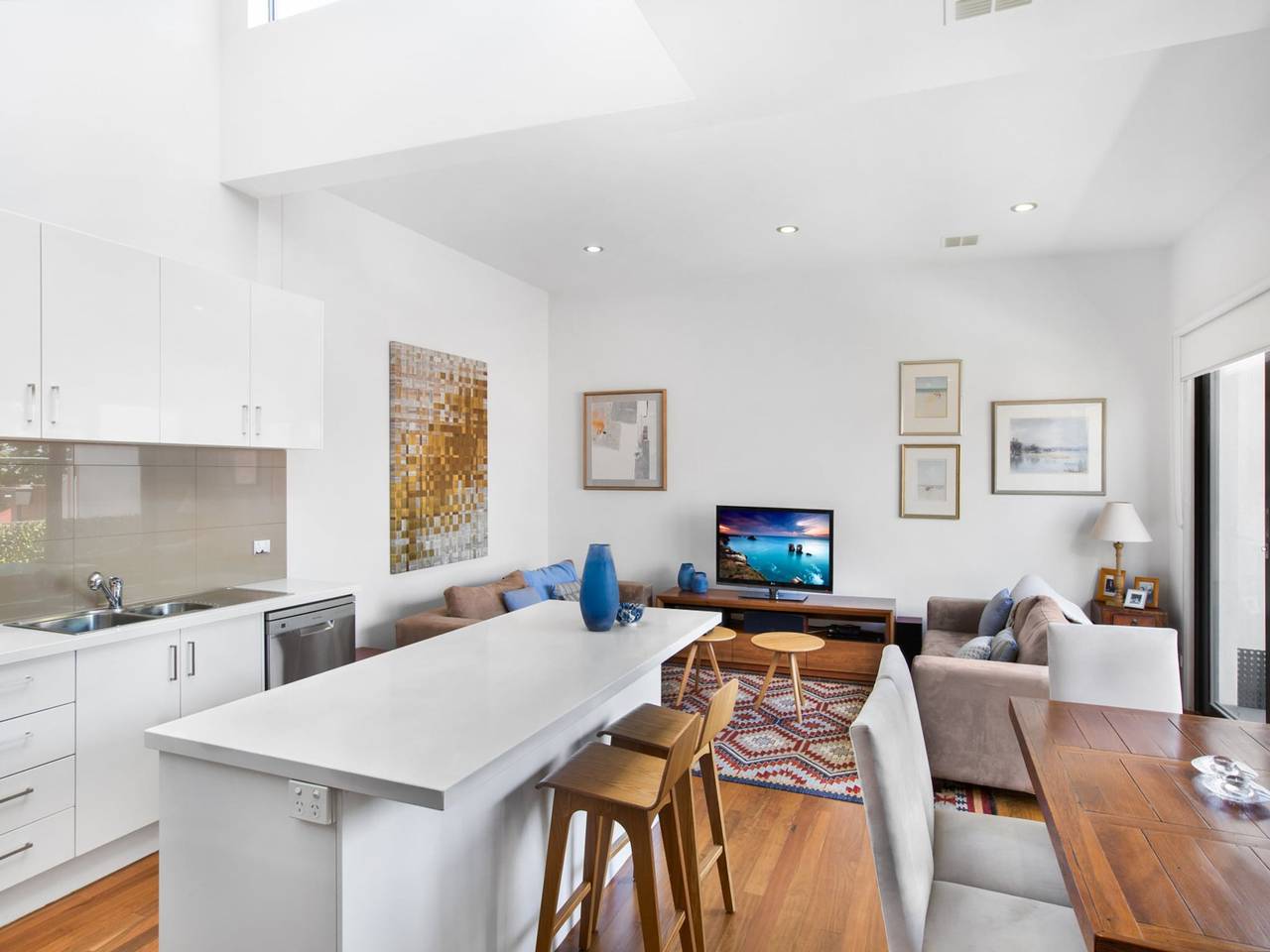 Entire apartment, 2-Bed Apartment with Parking & Balcony Near Trains in Melbourne, Maribyrnong City