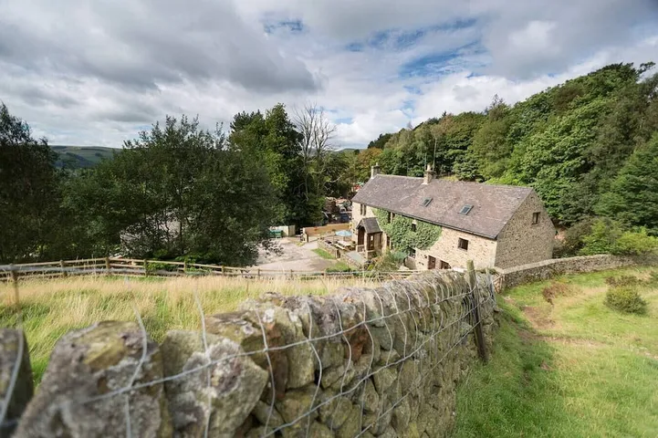 Charming Cottage, centre of the Peak District and Indoor heated swimming pool in Derbyshire
