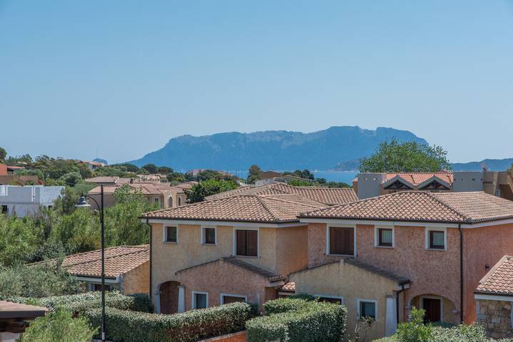 Appartamento intero, Appartamento 'Villetta - Aliterno V5' con vista mare, terrazza privata e Wi-Fi in Pittulongu, Olbia