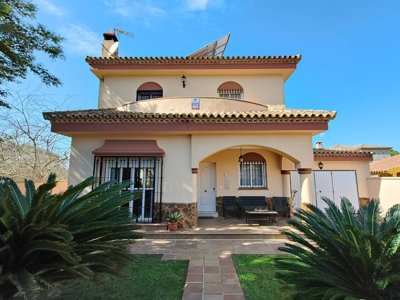 Villa 'Sol y Sal' with Private Pool, Terrace, and Wi-Fi in Playa La Barrosa, Chiclana de la Frontera