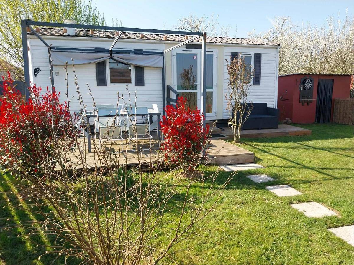 Chez Elvis et Agnès, logement climatisé in Saint-Loup (Jura), Jura