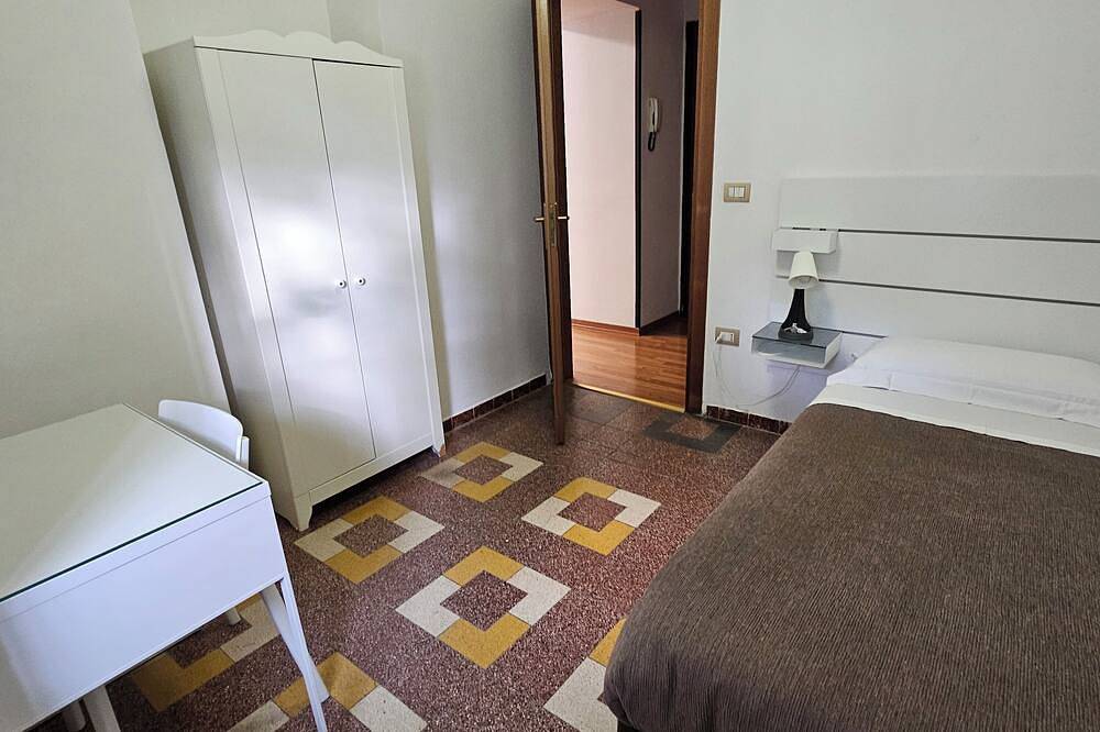 Single Room with Shared Bathroom and Private Parking in Loco in Potenza, Potenza Provinz