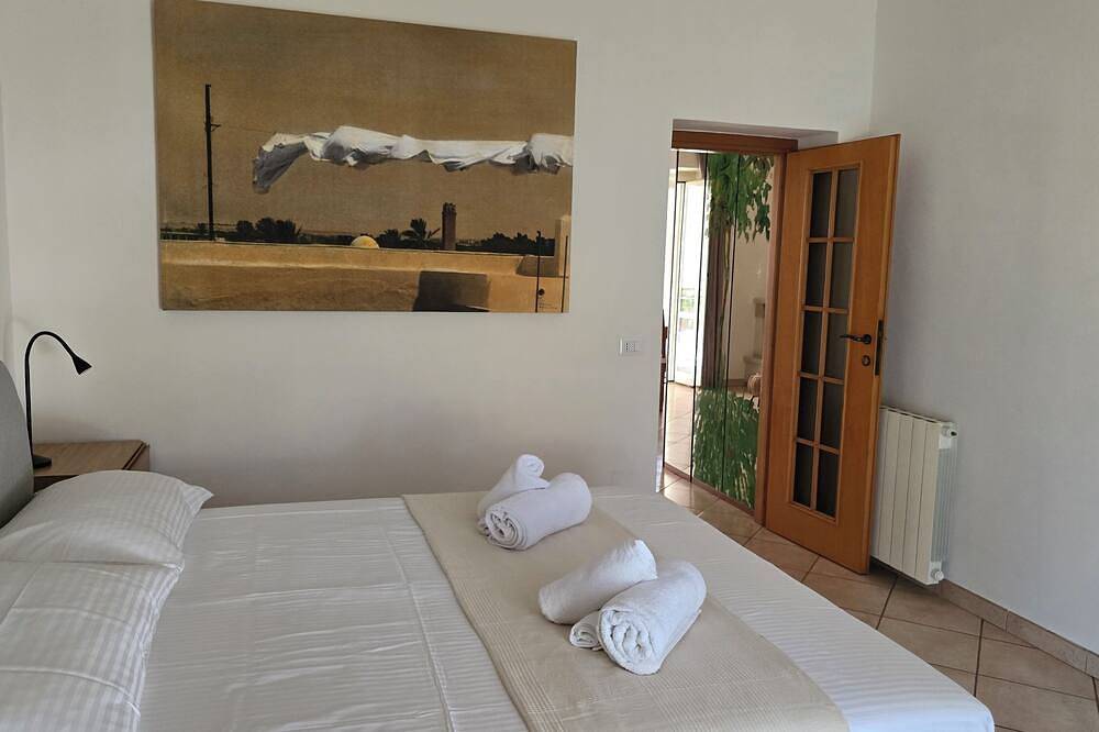 Appartamento intero, Alloggio a 150 mt.dalla spiaggia di serapo e a 300 dal parco reg. di M. Orlando. in Gaeta, Provincia di Latina