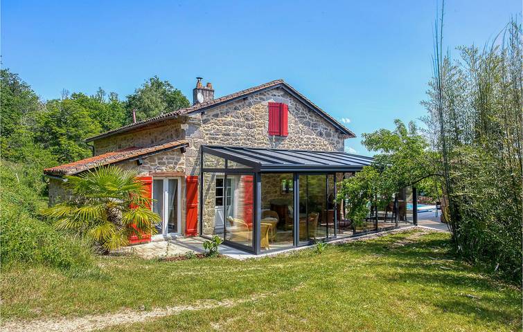 Gîte pour 6 personnes, avec jardin ainsi que piscine et terrasse à Augignac