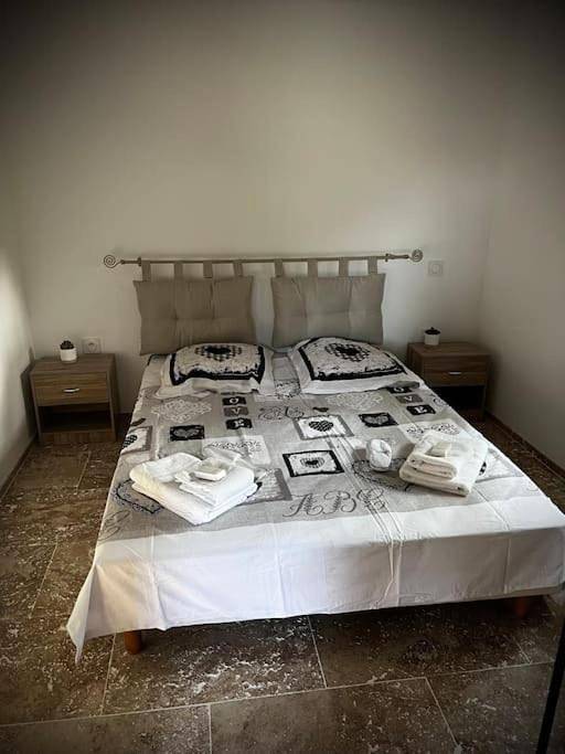 Gîte pour 3 personnes, avec terrasse ainsi que vue et jardin à Verfeuil - 3