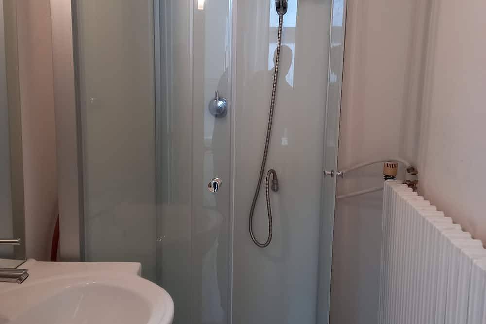 Entire apartment, 24M2 F1 Apartment on independent ground floor in quiet street in Néris-les-Bains, Montluçon region