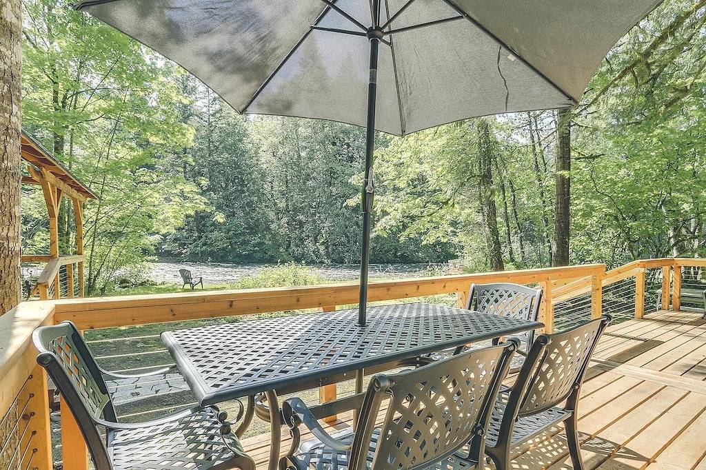 Thistle Dew: Salmon River romantic retreat, deck, hot tub and Wood Stove in Welches, Mount Hood