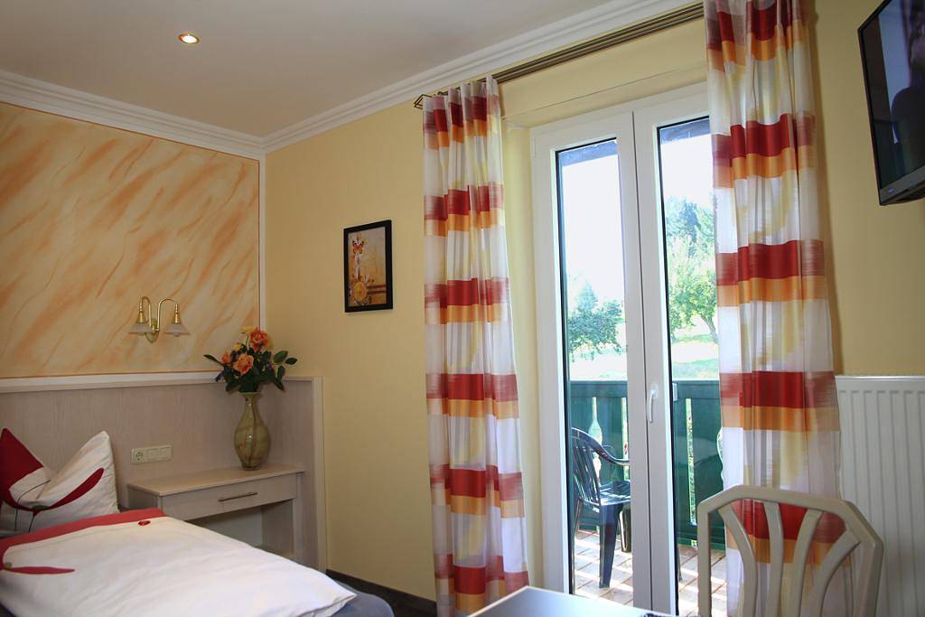 Gasthof-Hotel Dilger - Einzelzimmer inclusiv Frühstück - mit Balkon in Rattenberg, Ostbayern