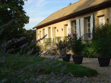 Gîte pour 2 personnes, avec jardin ainsi que piscine et vue à Écully