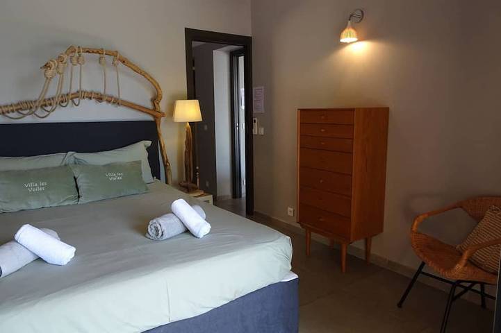 Location de vacances pour 8 personnes, avec terrasse ainsi que jardin et jacuzzi, animaux acceptés dans Plage de Vardiola - 3