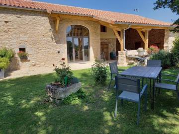 Gîte pour 4 personnes, avec terrasse et jardin à Lalbenque