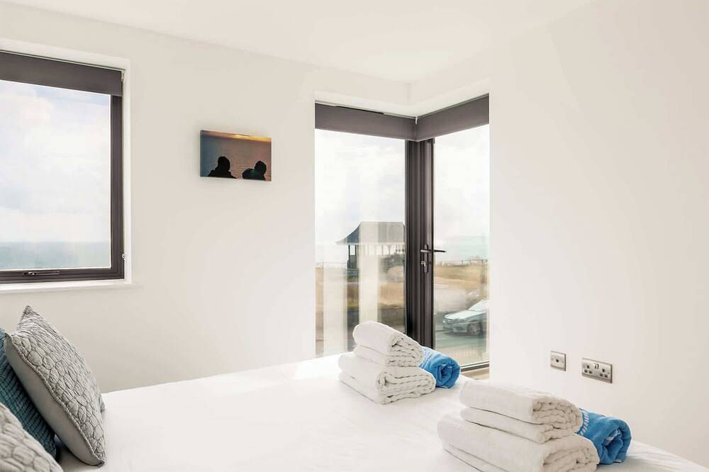 Ganze Wohnung, Rise and Shine - With a Balcony On the Seafront in Bournemouth, Südwestengland