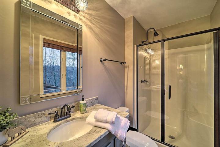 Log cabin for 10 people, with balcony and pool as well as hot tub and yard in Beech Mountain