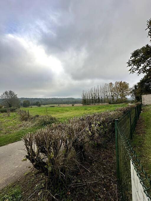 Location de vacances pour 9 personnes, avec Terrasse ainsi que Jardin et Vue à Filain
