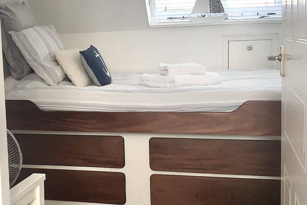 Entire apartment, “October & November” - Autumn Walks plus Parking! in Lymington, Hampshire