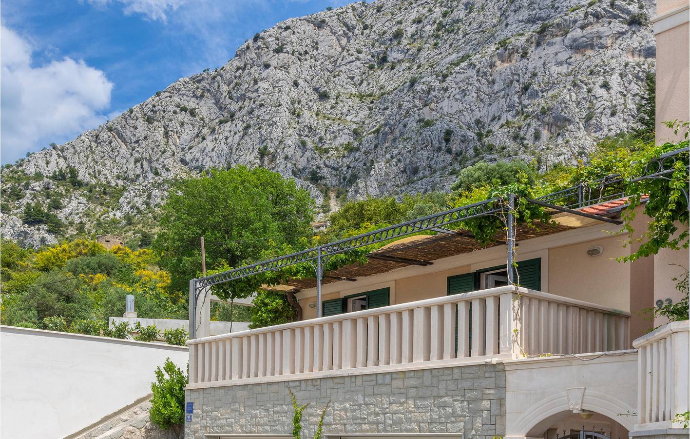 Geheel vakantieappartement, Gezellig appartement met terras, wifi en parkeerplaats, 1,5 km van het strand in Omiš (Dalmatia), Omiš-Riviera