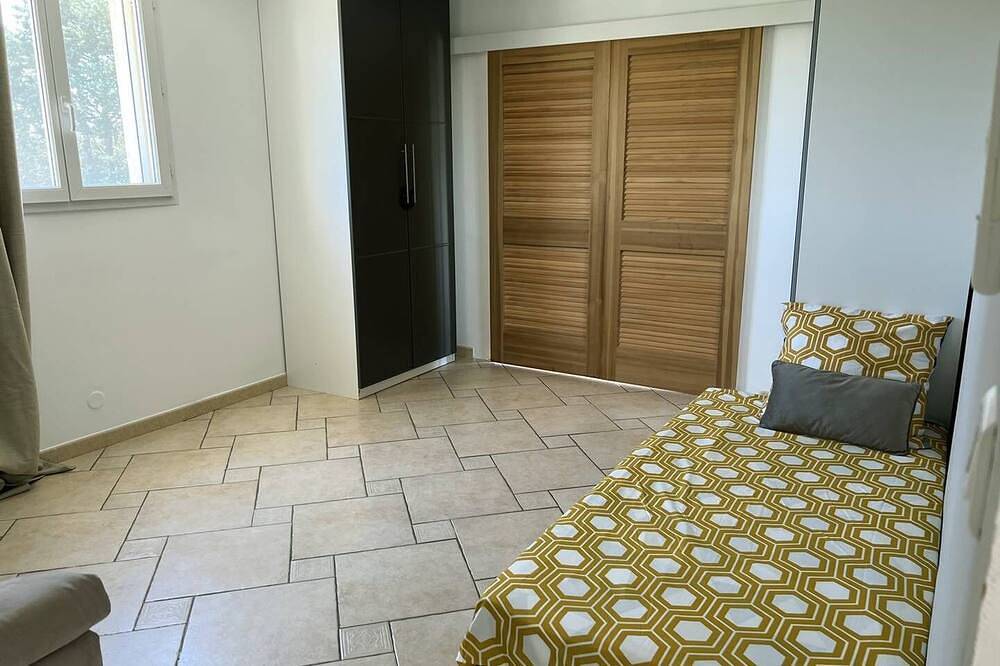 Near Nîmes, spacious villa with A/C, nice swimming pool, pets allowed (1). in Garons, Nimes region