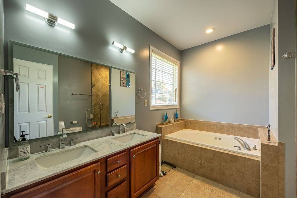 Family-friendly single home/Walking distance to shopping center and restaurants in Albemarle County