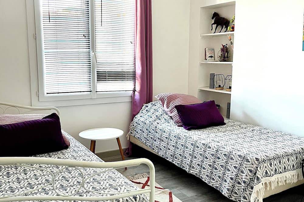 Warm house in the heart of Provence in Fontvieille, Arles region