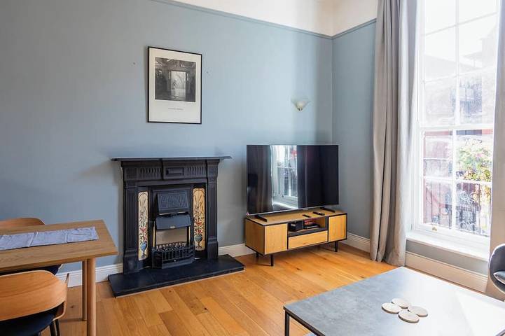 Appartement entier, 2Bed Flat W/ Private Balcony & Fireplace in Dublin, Comté de Dublin