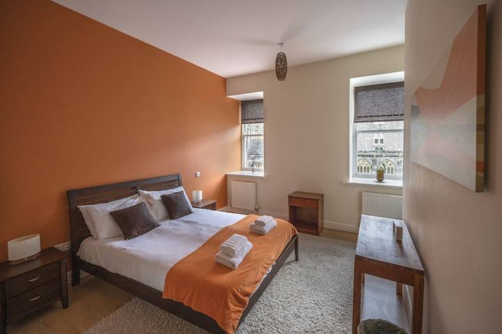 Ganze Wohnung, Fabulous apartment in historic ambiente with communal pool direct by Loch Ness in Fort Augustus, Highlands