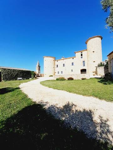 Gîte pour 2 personnes, avec piscine ainsi que vue et jardin à Bessas
