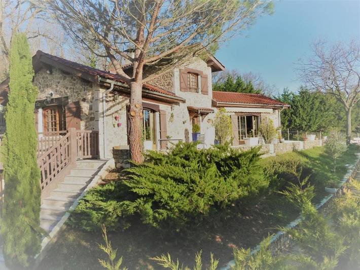 Location de vacances pour 7 personnes, avec vue ainsi que piscine et terrasse, animaux acceptés à Taluyers - 3