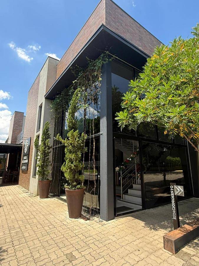 Pousadas para 4 pessoas, com jacuzzi e jardim e ainda sauna em Holambra