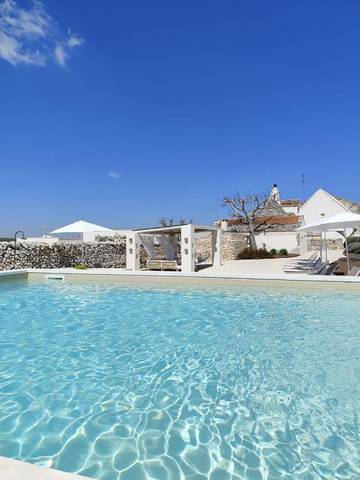 Location de vacances pour 16 personnes, avec jacuzzi ainsi que piscine et jardin à Noci