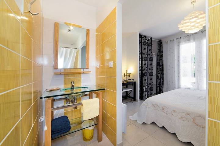 Location de vacances pour 6 personnes, avec jardin à Colonzelle - 4