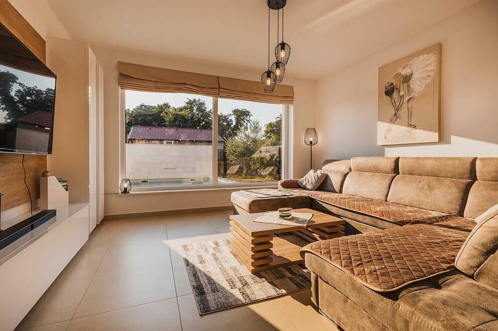 4Bd-Villa mit Swimmingpool und Spielplatz in der Nähe des Strandes Duga Uvala in Marčana, Südküste Istrien