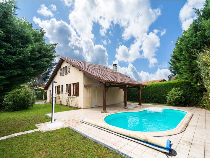 Location de vacances pour 8 personnes, avec piscine ainsi que jardin et terrasse, adapté aux familles à Sainte-Eulalie-en-Born