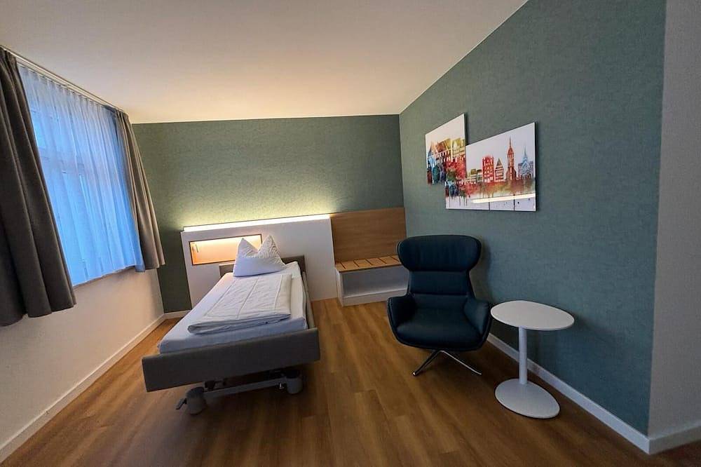 Ganze Wohnung, Einzelzimmer mit eigenem Bad (elektrisch verstellbares Bett) in Hildesheim, Landkreis Hildesheim
