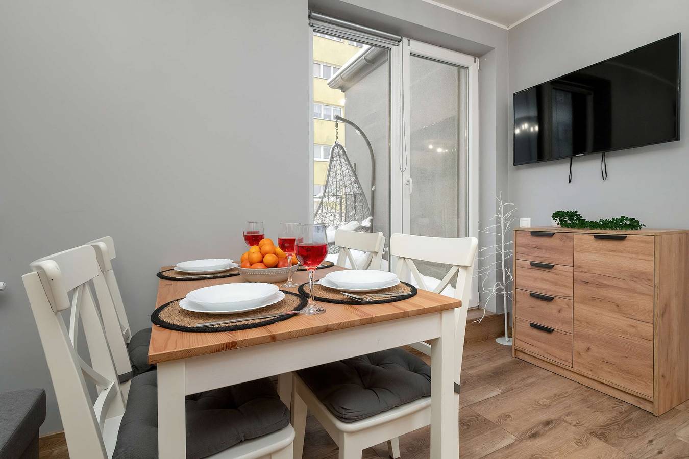 Cały apartament wypoczynkowy, Cozy Studio with Balcony | Parking in Garage in Łódź, Województwo łódzkie