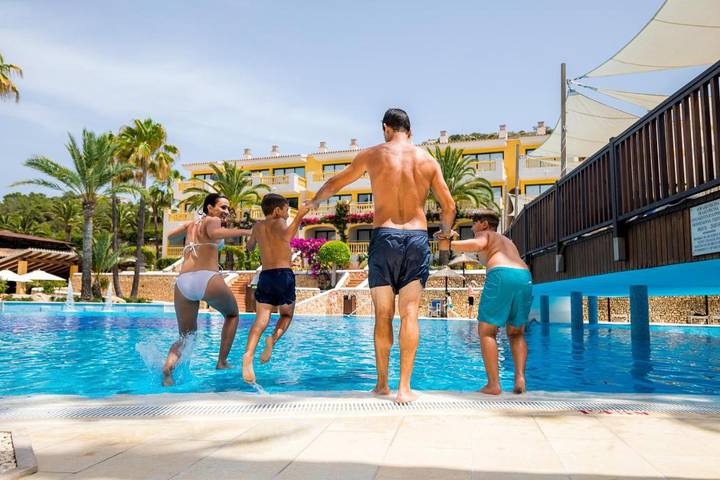 Hotel für 4 Personen, mit Balkon und Terrasse sowie Kinderpool und Pool