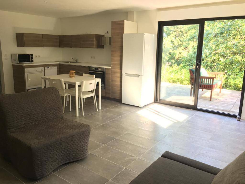 Appartement entier, One-Bedroom Apartment with Terrace in Ollioules, Côte méditerranéenne (France)
