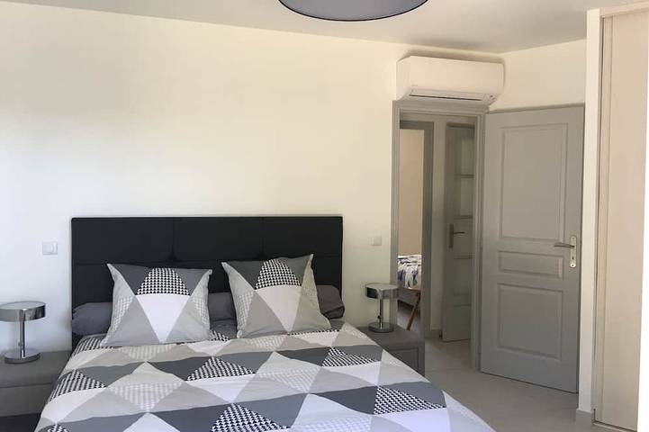 Air-conditioned detached villa with secure/heated swimming pool and large garden in Puget-sur-Argens, Mittelmeerküste (Frankreich)