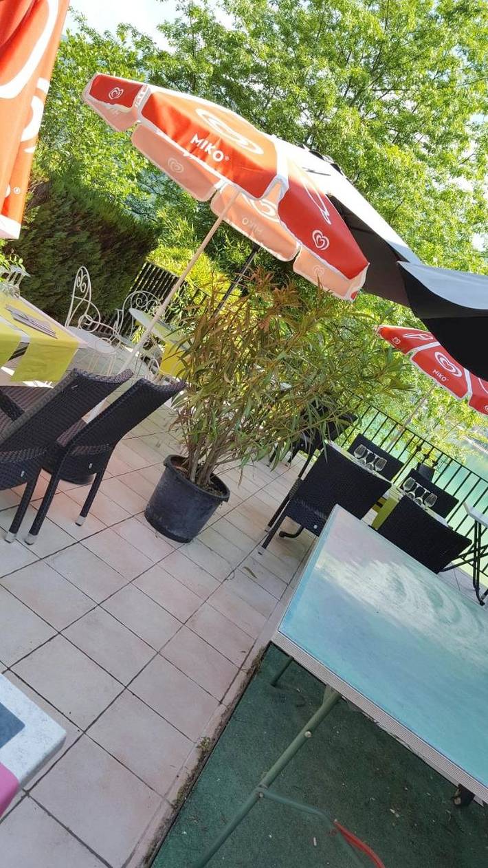 Hôtel pour 3 personnes, avec jardin et vue sur le lac à Lépin-le-Lac - 2