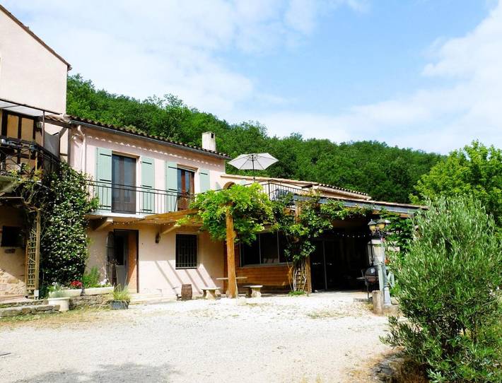Location de vacances pour 10 personnes, avec Balcon et Terrasse ainsi que Jardin et Vue à Campagne-sur-Aude