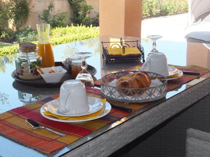 Location de vacances pour 2 personnes, avec terrasse ainsi que vue et jardin à Alleins - 4