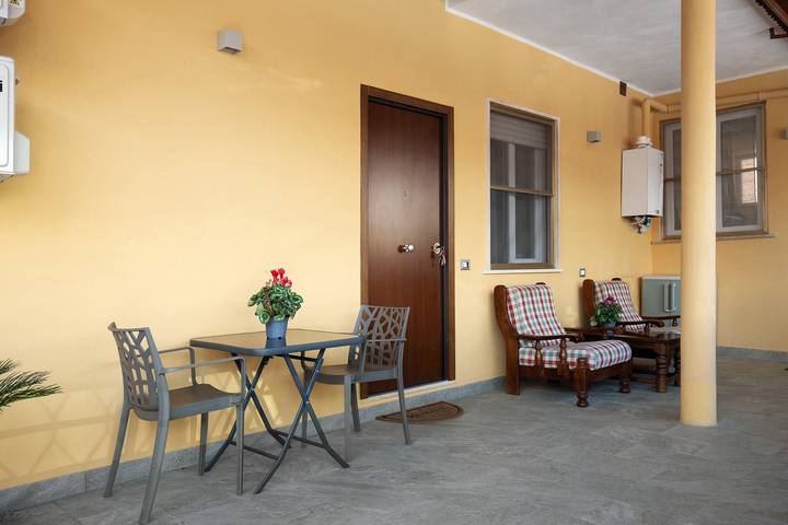 Apartamento entero, Apartamento 'Doppia con baño privado' con terraza compartida, Wi-Fi y aire acondicionado in Latina (Italia), Agro Pontino