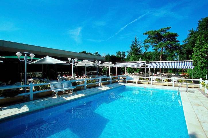 Hôtel pour 3 personnes, avec Terrasse et Jardin ainsi que Piscine et Vue