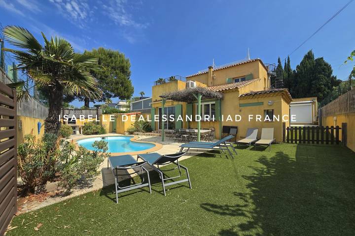 Holiday rental for 10 people, with Terrace and Garden as well as Pool in Sanary-sur-Mer