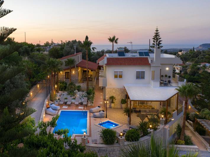 Ferienhaus für 12 Personen, mit Balkon und Sauna sowie Pool und Garten