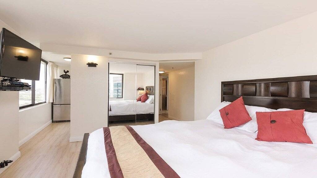 Ganze Wohnung, Renoviertes geräumiges Studio mit herrlicher Aussicht in Waikiki Beach, Honolulu