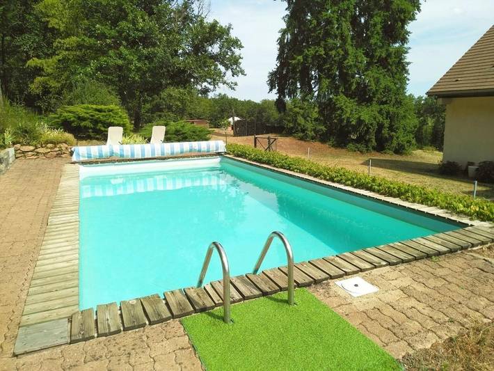 Location de vacances pour 12 personnes, avec Balcon et Terrasse ainsi que Jardin et Piscine à Magnien