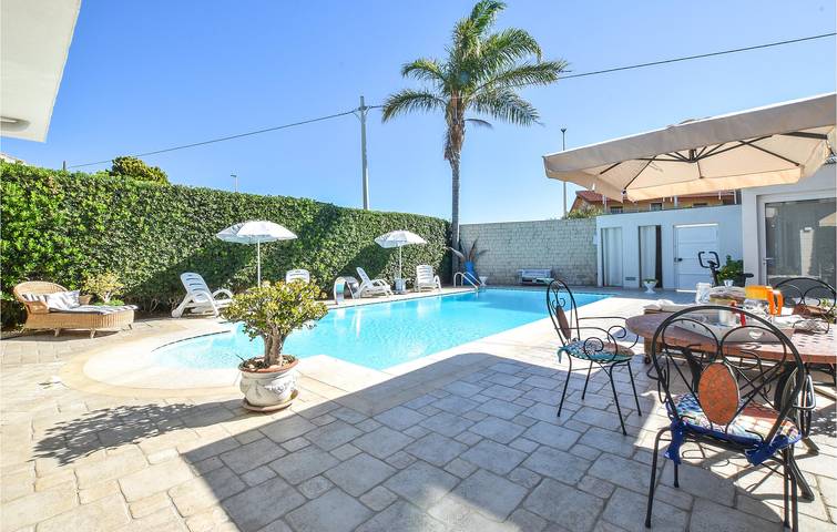 Apartamento espacioso con piscina y cocina, a 2,5 km de la playa in Casuzze, Santa Croce Camerina
