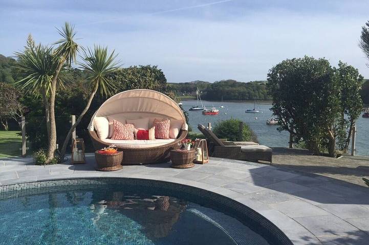 Villa with pool for 10 people, with garden and hot tub as well as pool in Cornwall